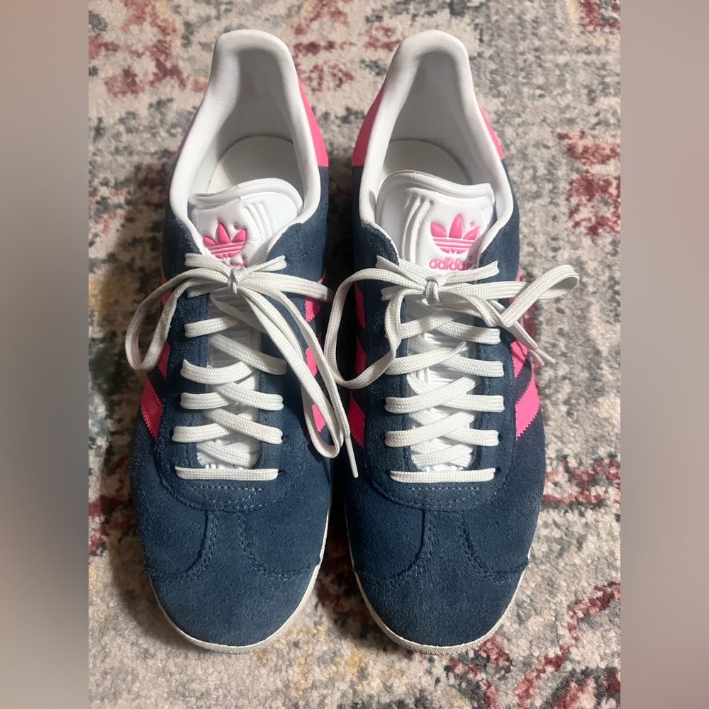 EUC Adidas Gazelle sneakers